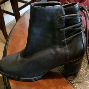 Apostrophe Black leather boots